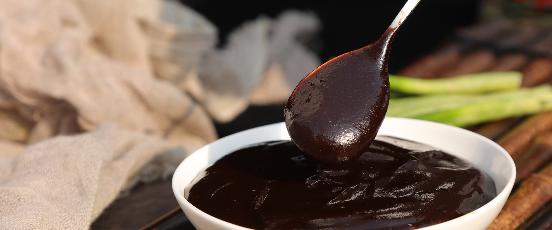 20 亩基地・40 人匠心・万吨产能，只为每一滴川味真味